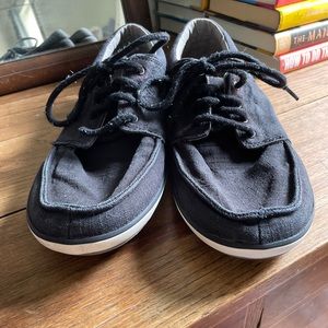 Black Sanuks with laces. Size 11 Men’s Shaka style